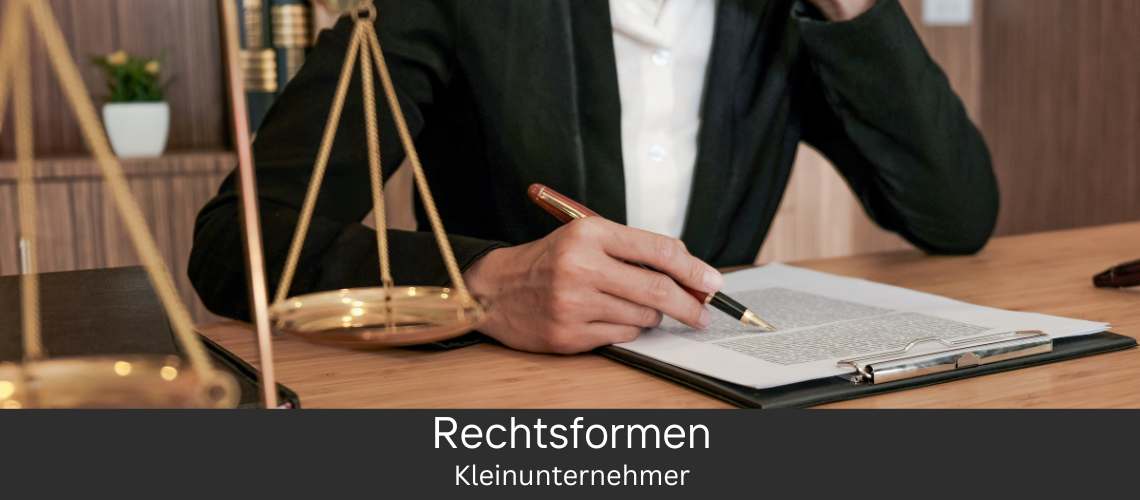 Eine Person im Anzug füllt wichtige Unterlagen aus, mit einer symbolischen Waage der Justitia, die auf die Aktivitäten eines Kleinunternehmers hinweist.Aspekte einer Kommanditgesellschaft.