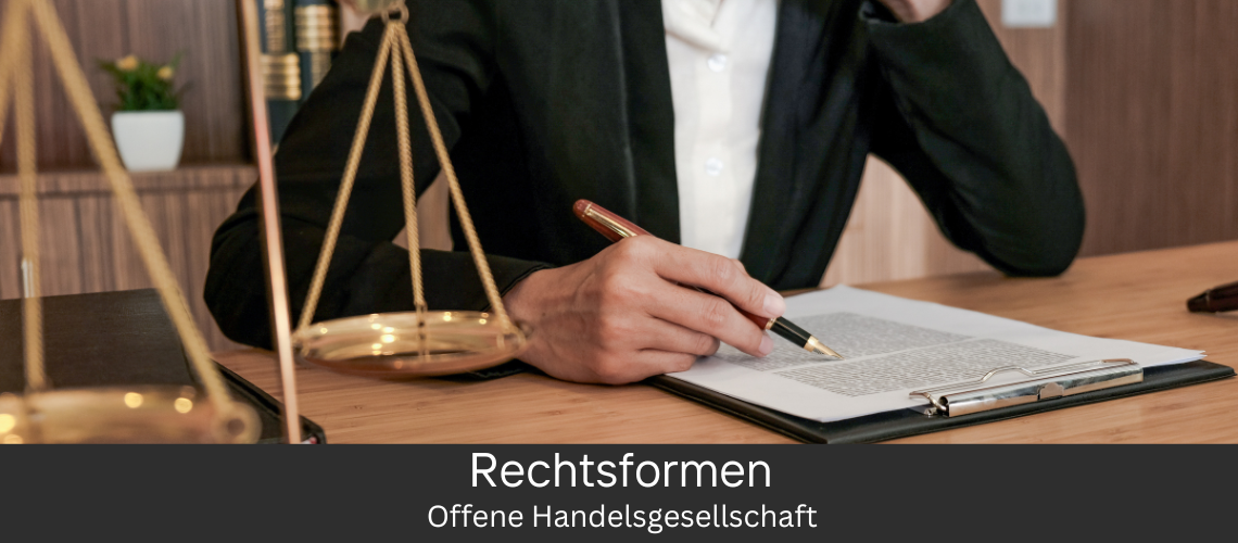 Geschäftsperson bei der Ausführung von Dokumentationsaufgaben, mit einer Waage im Hintergrund, symbolisch für eine offene Handelsgesellschaft.