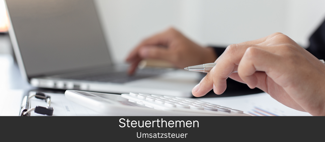 Geschäftsperson arbeitet am Laptop, möglicherweise bei der Berechnung oder Einreichung der Umsatzsteuer.