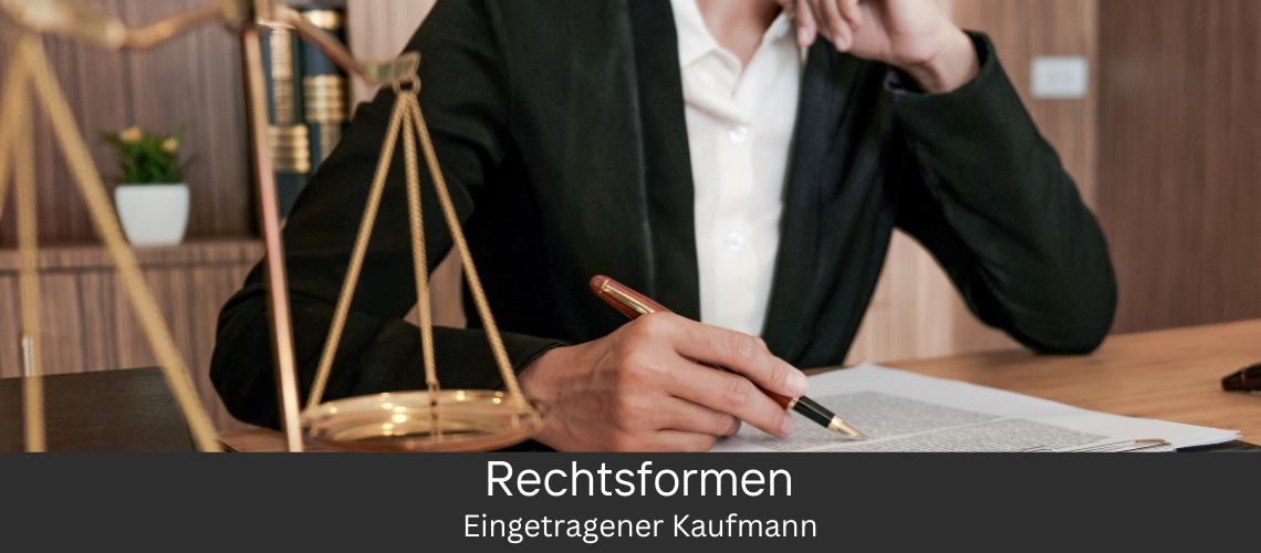 Eine Person in einem Anzug sitzt an einem Schreibtisch und unterschreibt ein Dokument, neben ihr steht die Waage der Gerechtigkeit, symbolisch für den Begriff "eingetragener Kaufmann".