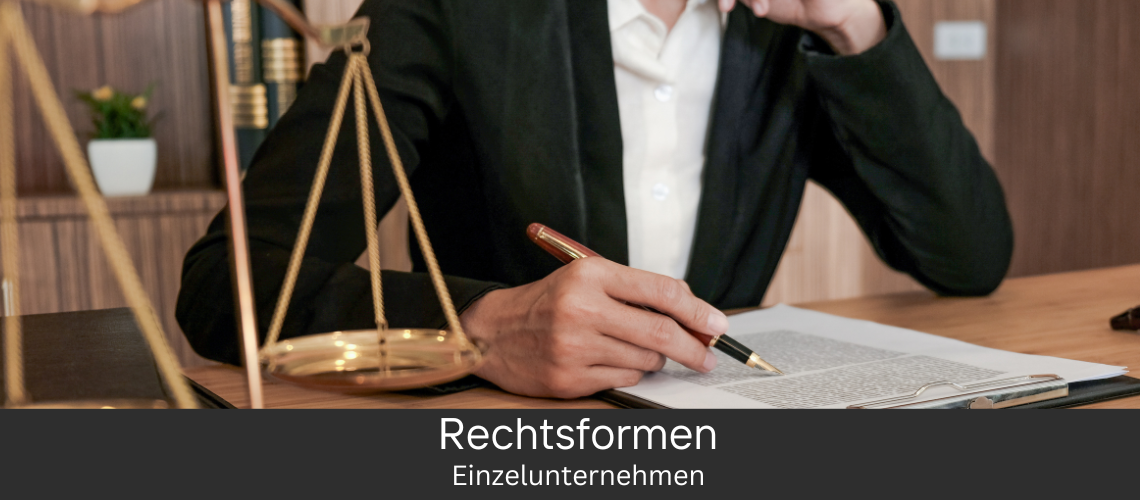 Eine Person im Anzug schreibt an einem Schreibtisch, mit einer Waage der Justitia im Hintergrund, symbolisch für die Tätigkeiten eines Einzelunternehmens.
