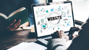 Zwei Personen arbeiten an einem Laptop, auf dessen Bildschirm verschiedene Web- und Technologie-Symbole mit dem zentralen Wort "WEBSITE" angezeigt werden, was auf die Planung oder Analyse einer Website hinweist.