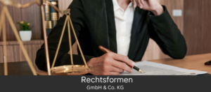 Ein Geschäftsmann arbeitet an Dokumenten, möglicherweise bezogen auf eine GmbH & Co. KG, mit einer Waage der Gerechtigkeit im Vordergrund, die Recht und Gesetz symbolisiert