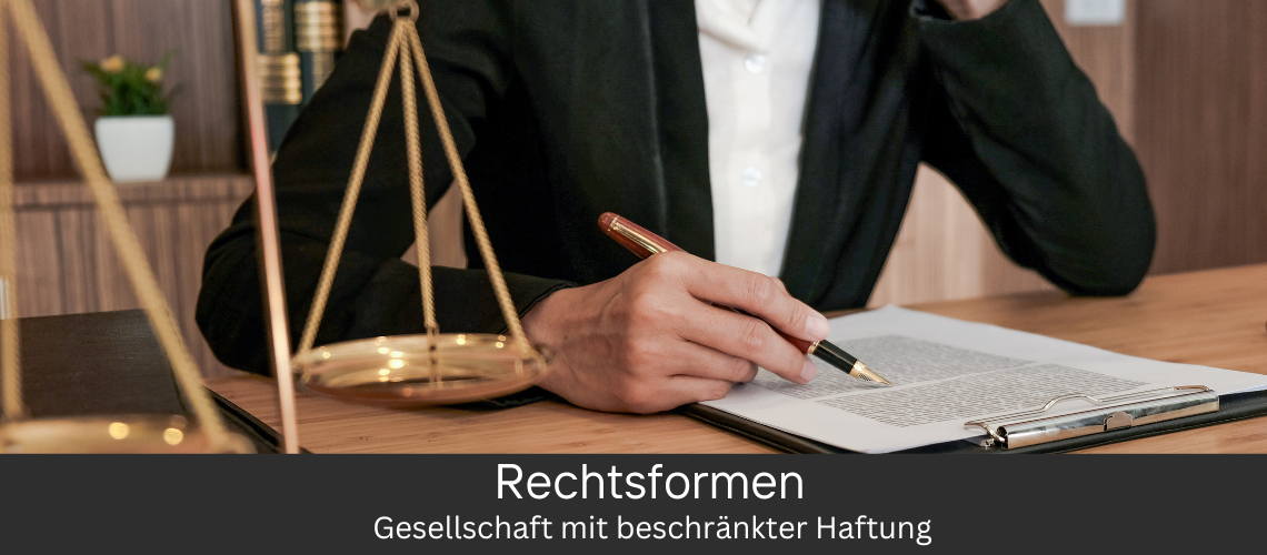 Eine Person im Anzug unterzeichnet ein Dokument, mit einer Waage der Justitia im Hintergrund, was auf juristische Vorgänge bei einer Gesellschaft mit beschränkter Haftung hindeuten könnte.