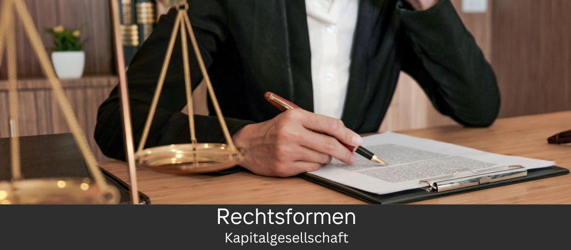 Eine Person in Geschäftskleidung arbeitet an einem Schreibtisch mit einem Dokument, neben einer Waage der Gerechtigkeit, was auf das Thema Kapitalgesellschaft hinweist.