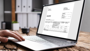 Laptop-Bildschirm mit einer angezeigten Rechnung, welche die Wichtigkeit der Beachtung der Verjährungsfrist von Rechnungen hervorhebt.