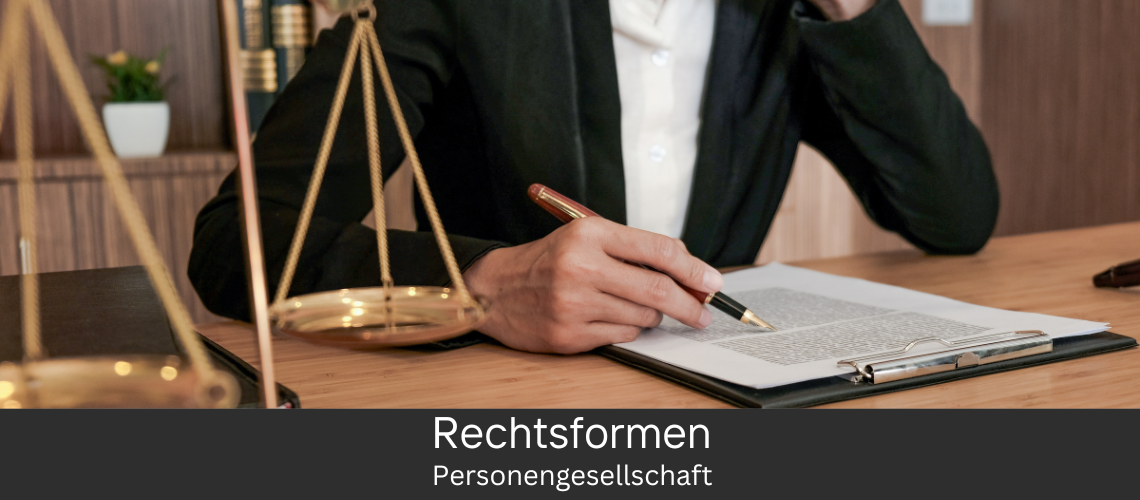 Juristische Fachkraft arbeitet an Dokumenten neben der Waage der Gerechtigkeit mit dem Hinweis auf Personengesellschaft.