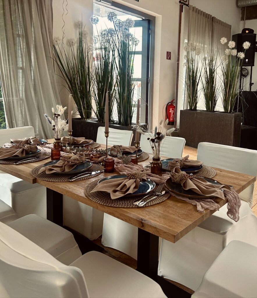 Stilvoll gedeckter Festtisch in der Alten Sackfabrik des Denkwerks – elegante Tischdekoration für Hochzeiten, Geburtstage, Firmenfeiern und exklusive Veranstaltungen in Herford.
