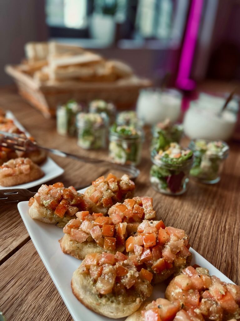 Bruschetta mit frischen Tomaten sowie kleine Salate im Glas als Fingerfood-Buffet für Veranstaltungen im Denkwerk Herford.